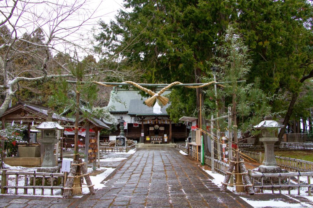 青葉神社　拝殿前