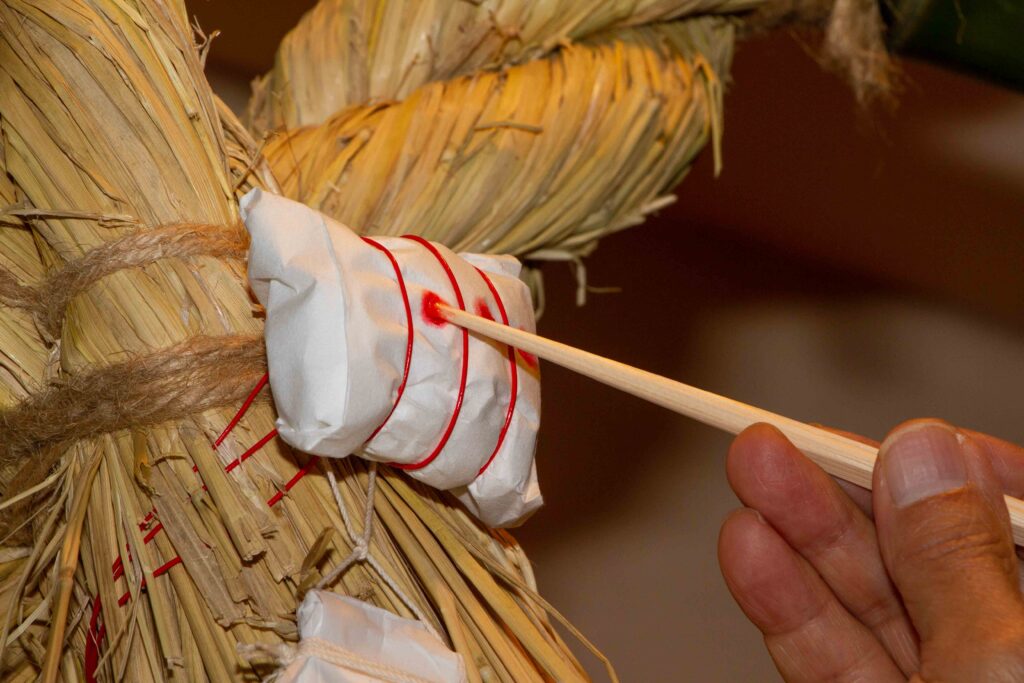 『仙台伝統門松』製作最後の工程、ケンダイへの紅入れで完成（はや瀬）（中には、干し柿、昆布、炭などが入っている）